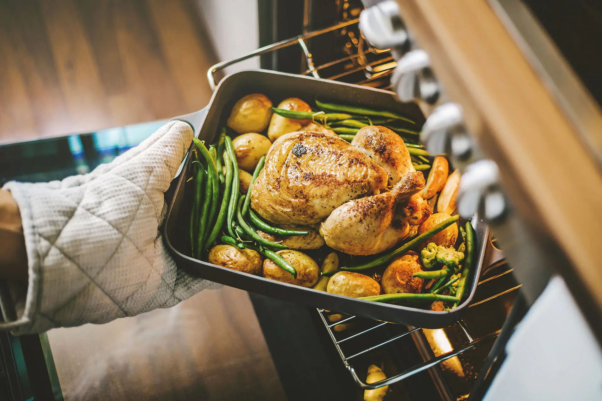 Is there a difference between a roasting pan and a baking pan?